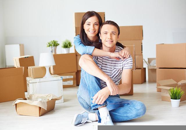 mladý pár při stěhování