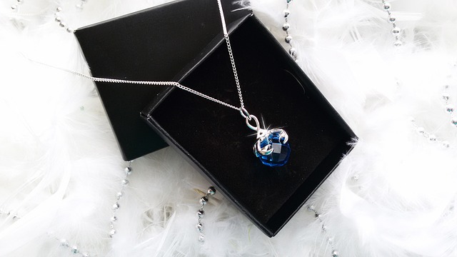 náhrdelník s modrým kamenem