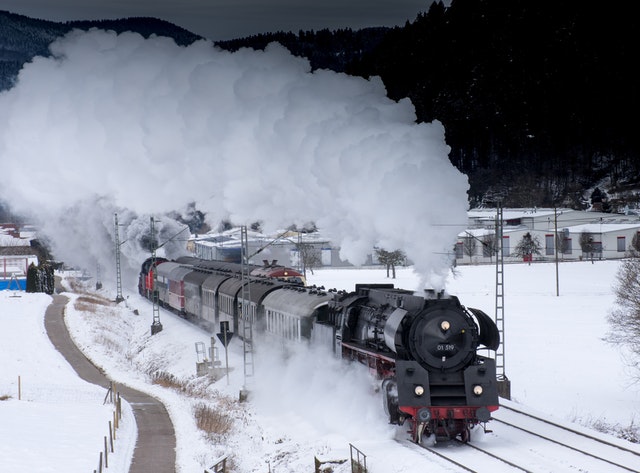 parní lokomotiva s vagónky v zimní krajině